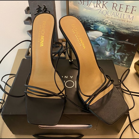 Tie-up Heels - Picture 3 of 4